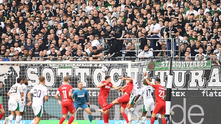 Borussia Mönchengladbach macht Druck auf das Tor des 1. FC Köln.