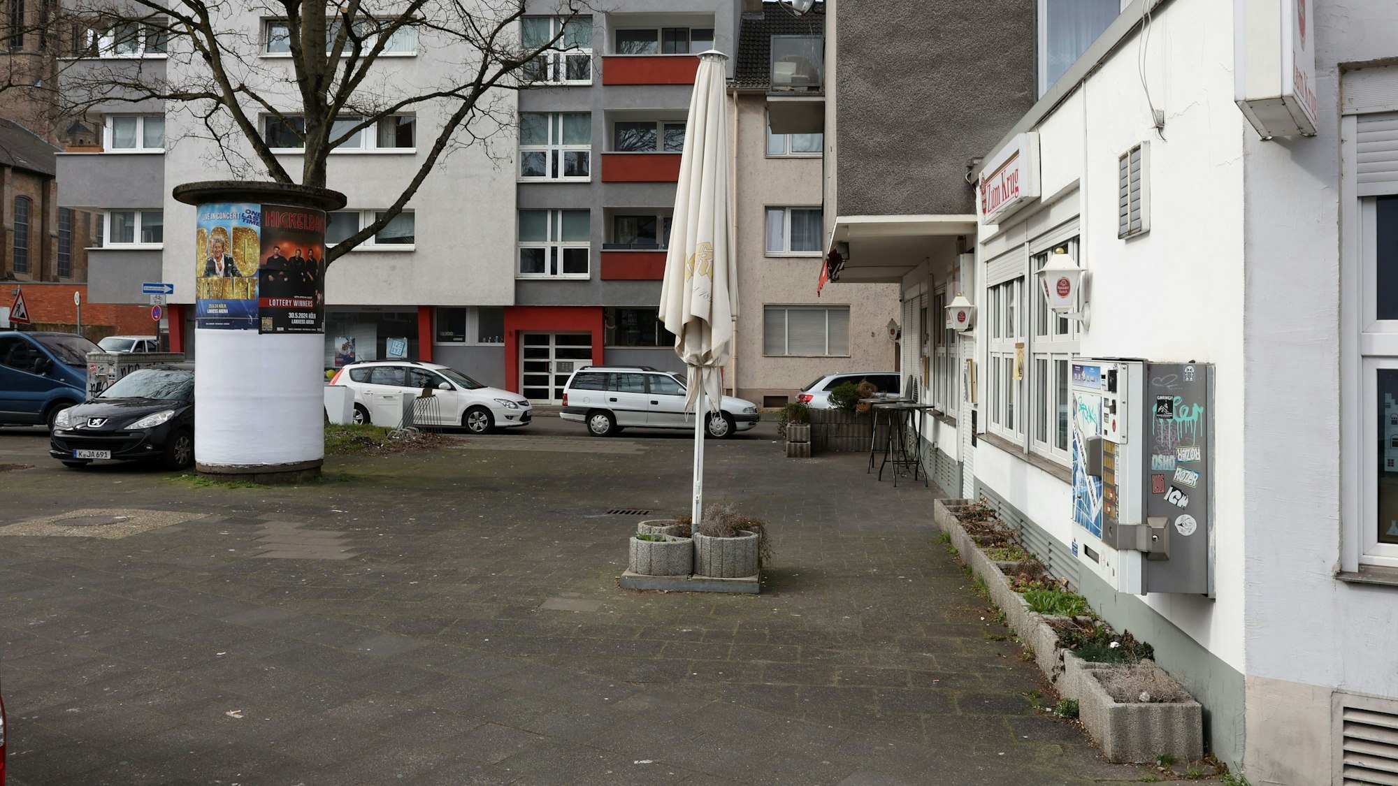 Ein kleiner Platz an der Danzierstraße in Köln-Mülheim mit einer Gaststätte und geparkten Autos.