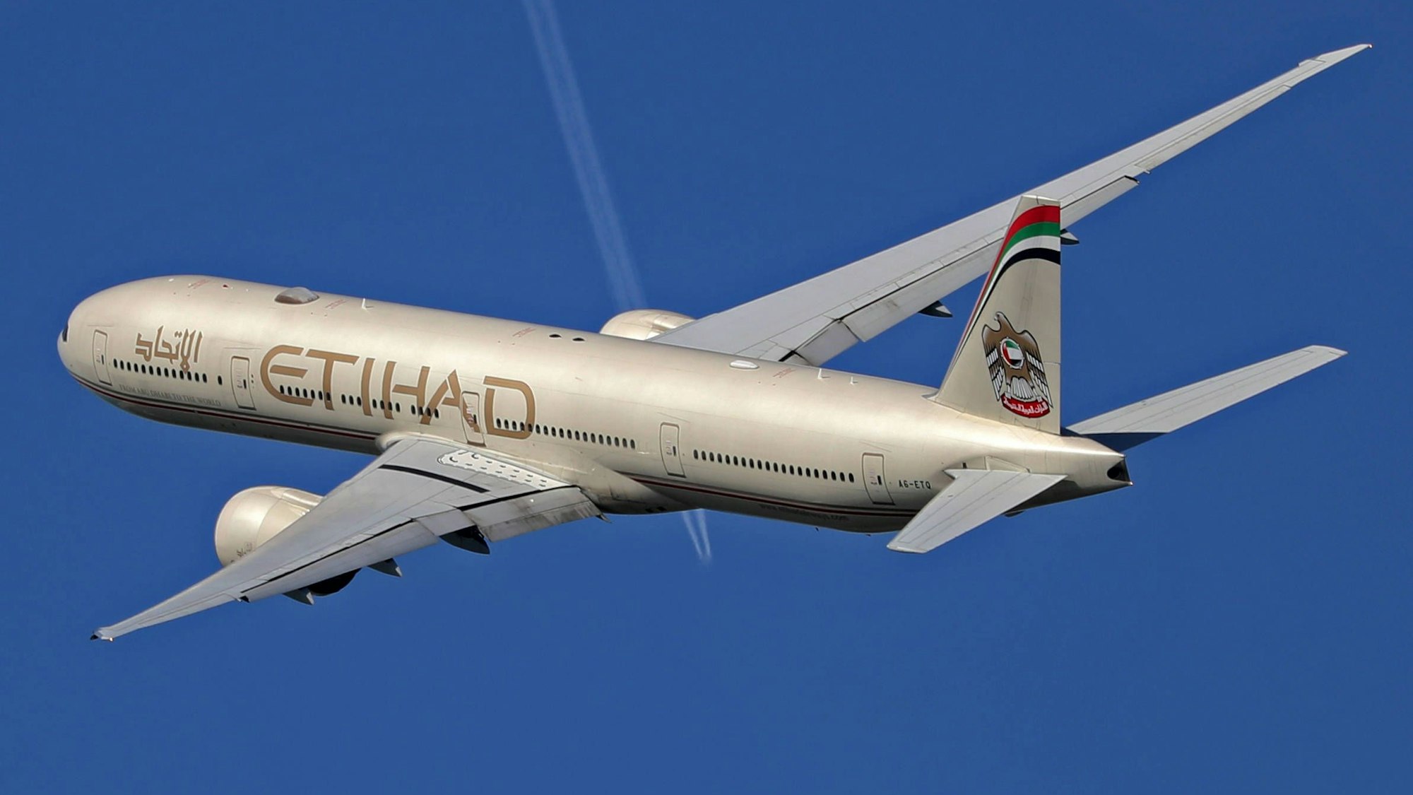 Eine Boeing 777 der arabischen Fluggesellschaft Etihad kreuzt kurz nach dem Start die Flugspur einer Maschine, die deutlich höher über dem Passagierflugzeug hinwegfliegt. Über dem Pazifik sind zwei Passagierflugzeuge beinahe miteinander zusammengestoßen.