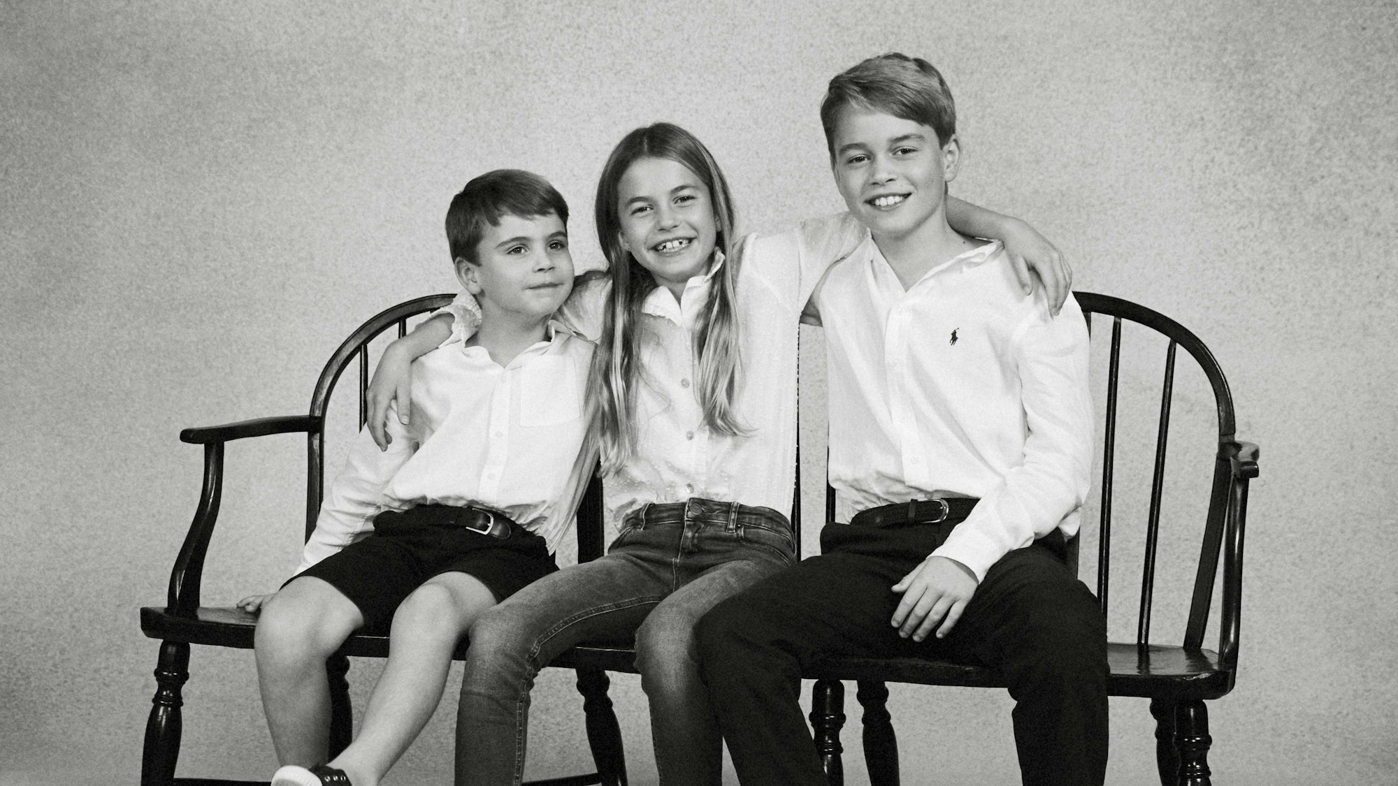Das Anfang 2023 aufgenommene, im Dezember 2023 vom Kensington-Palast herausgegebene Foto zeigt Prinz Louis (l-r), Prinzessin Charlotte und Prinz George - die Kinder des britischen Thronfolgerpaares William und Kate.
