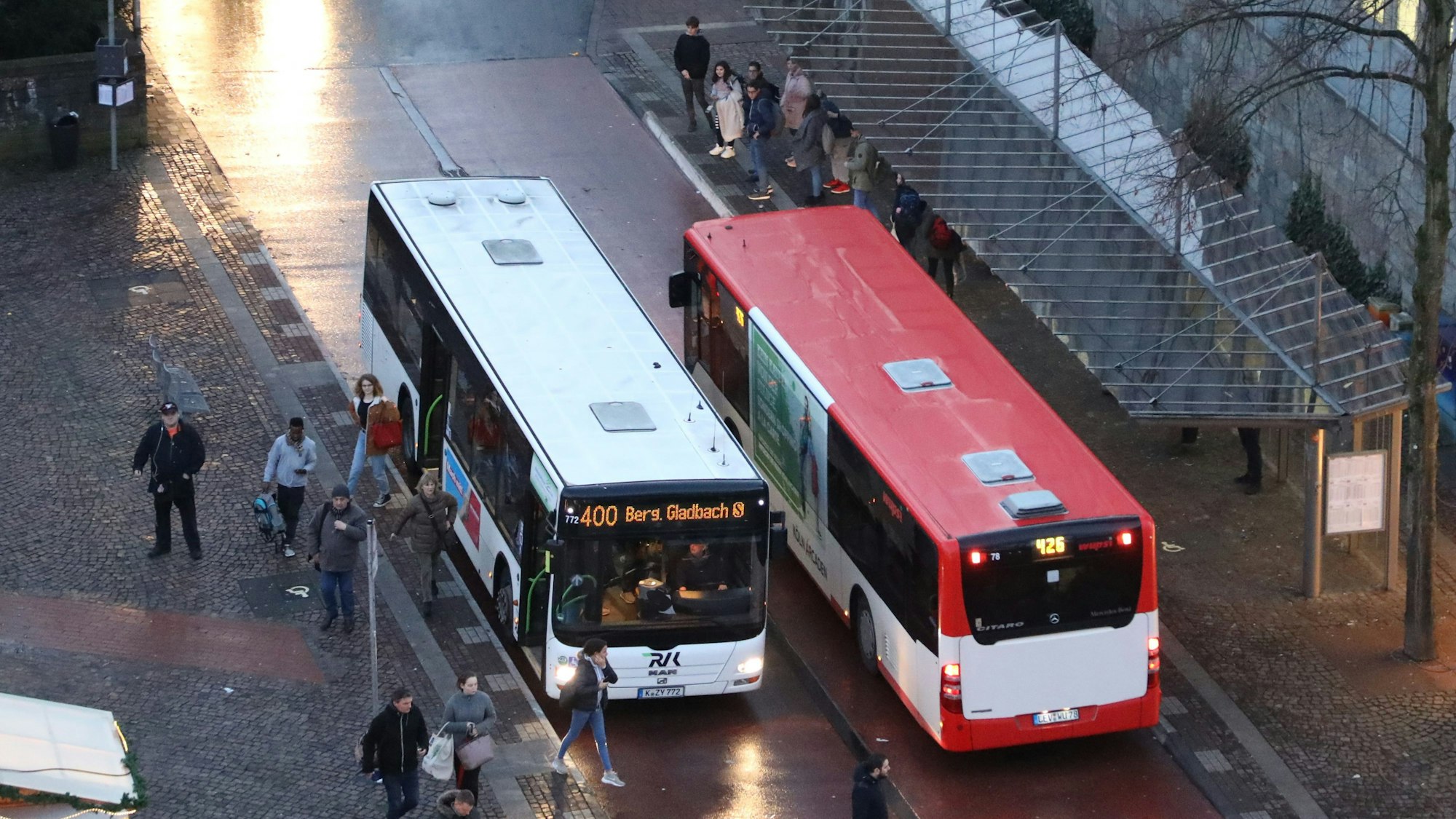 Das Bild zeigt zwei Linienbusse am Busbahnhof