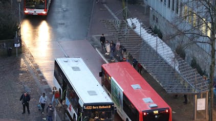 Das Bild zeigt zwei Linienbusse am Busbahnhof