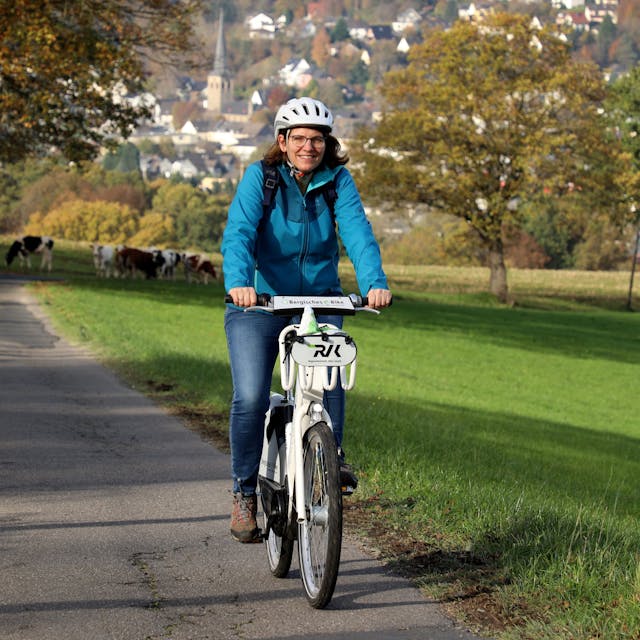 Eine Frau fährt mit einem E-Bike durch die bergische Landschaft in Overath.&nbsp;