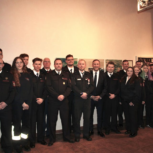Das Gruppenbild zeigt verdiente Männer und Frauen der Elsdorfer Feuerwehr in ihren Uniformen.
