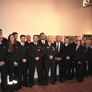 Das Gruppenbild zeigt verdiente Männer und Frauen der Elsdorfer Feuerwehr in ihren Uniformen.