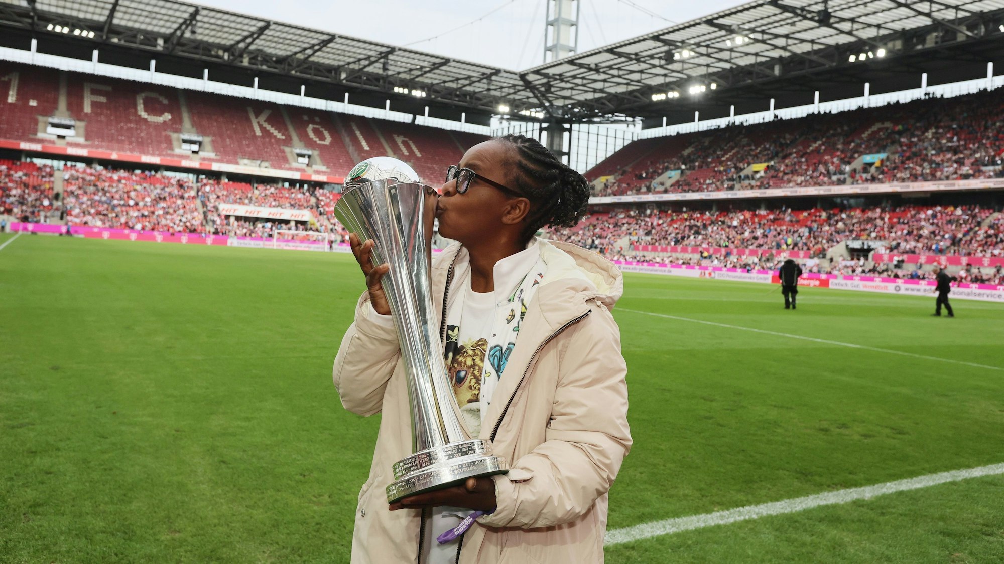 Shary Reeves mit DFB-Pokal der Frauen.

