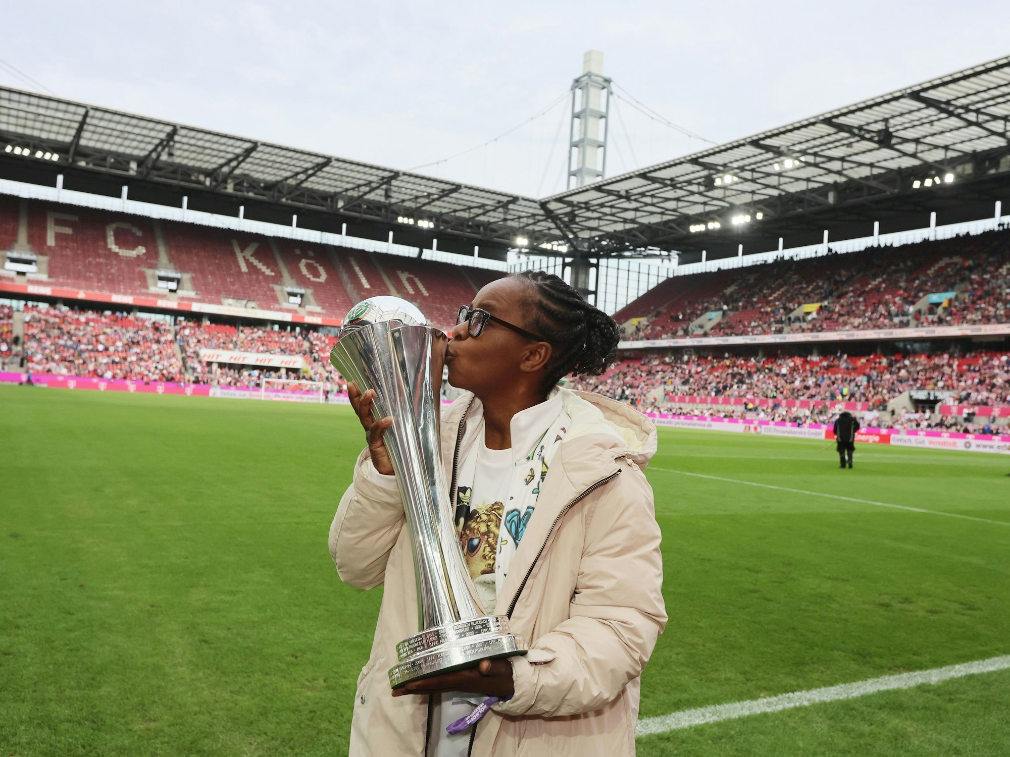 Shary Reeves küsst den DFB-Pokal der Frauen.