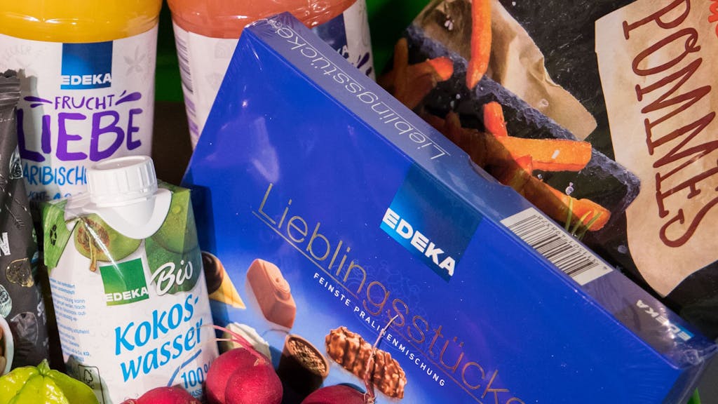 Ein Korb mit Lebensmitteln und Produkten der Edeka Eigenmarke steht im Ideenlabor in der Konzernzentrale der Edeka AG, hier im April 2018 in Hamburg.