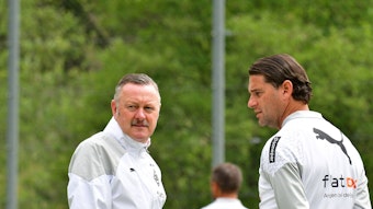 Gerardo Seoane im Austausch mit Borussia-Manager Roland Virkus.