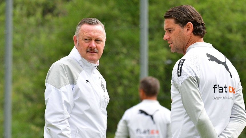 Gerardo Seoane im Austausch mit Borussia-Manager Roland Virkus.