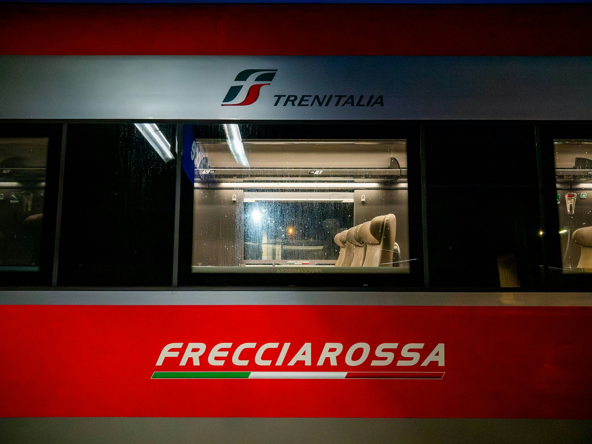 Ein Hochgeschwindigkeitszug Frecciarossa, bereitgestellt vom Bahnunternehmen Trenitalia, steht an einer Bahnstation, hier im Oktober 2023 in Lecce (Italien).