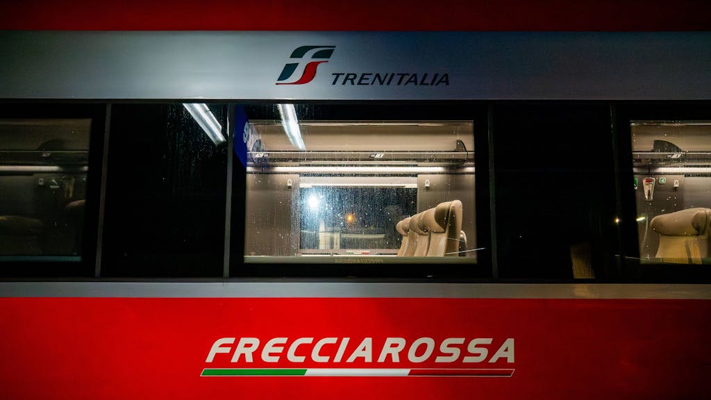 Ein Hochgeschwindigkeitszug Frecciarossa, bereitgestellt vom Bahnunternehmen Trenitalia, steht an einer Bahnstation, hier im Oktober 2023 in Lecce (Italien).
