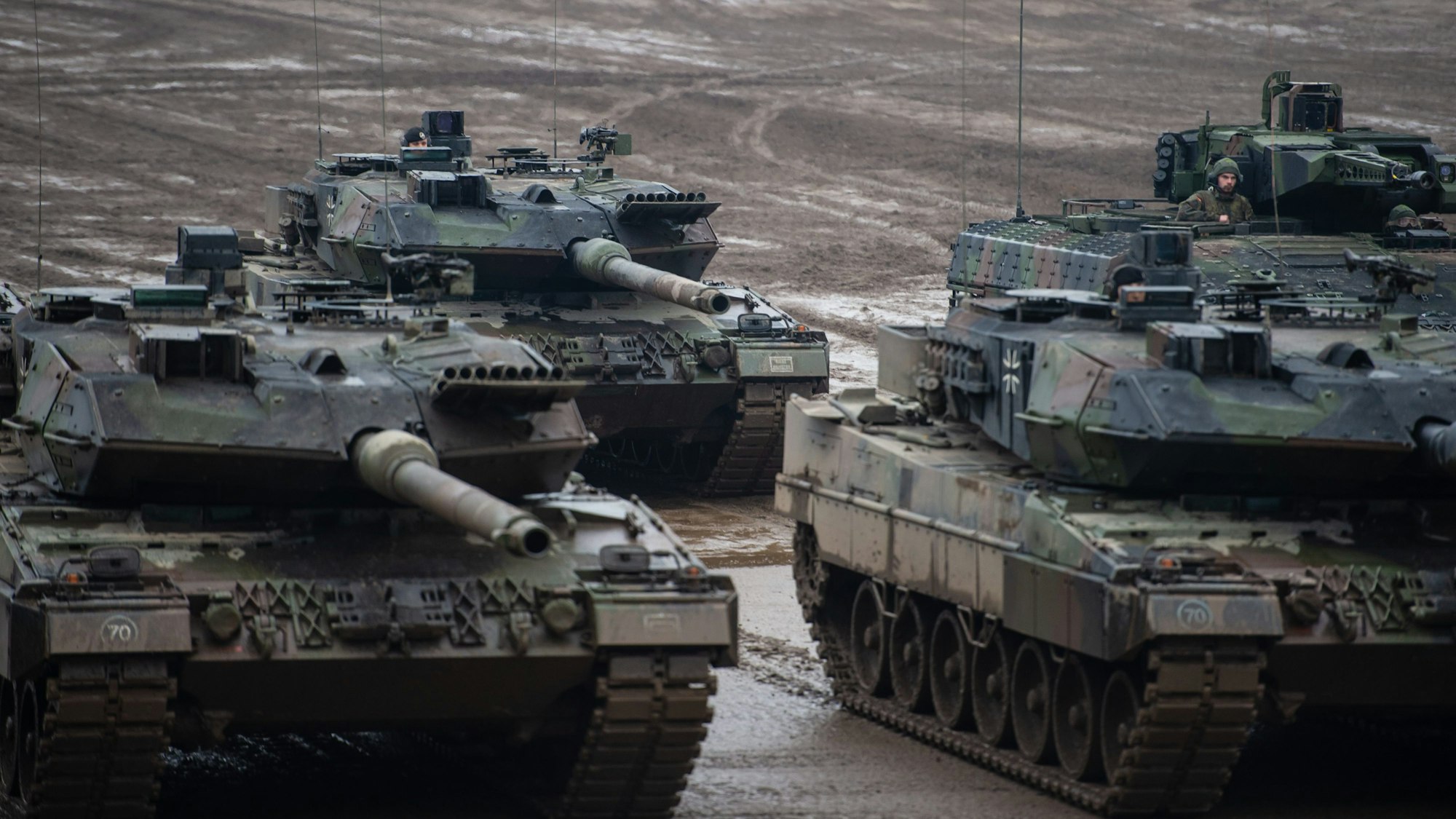 Drei Kampfpanzer der Bundeswehr vom Typ Leopard 2A6 und ein Schützenpanzer vom Typ Puma stehen bei einer Übung im Gelände. Die Rüstungsimporte in Europa haben sich in den vergangenen fünf Jahren beinahe verdoppelt.