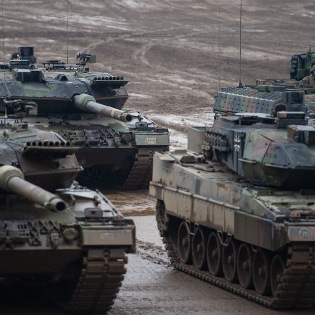 Drei Kampfpanzer der Bundeswehr vom Typ Leopard 2A6 und ein Schützenpanzer vom Typ Puma stehen bei einer Übung im Gelände. Die Rüstungsimporte in Europa haben sich in den vergangenen fünf Jahren beinahe verdoppelt.