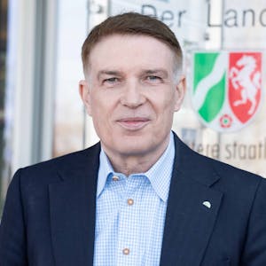 Kreisdirektor wechselt Dr. Erik Werdel steht vor dem Kreishaus in Bergisch Gladbach