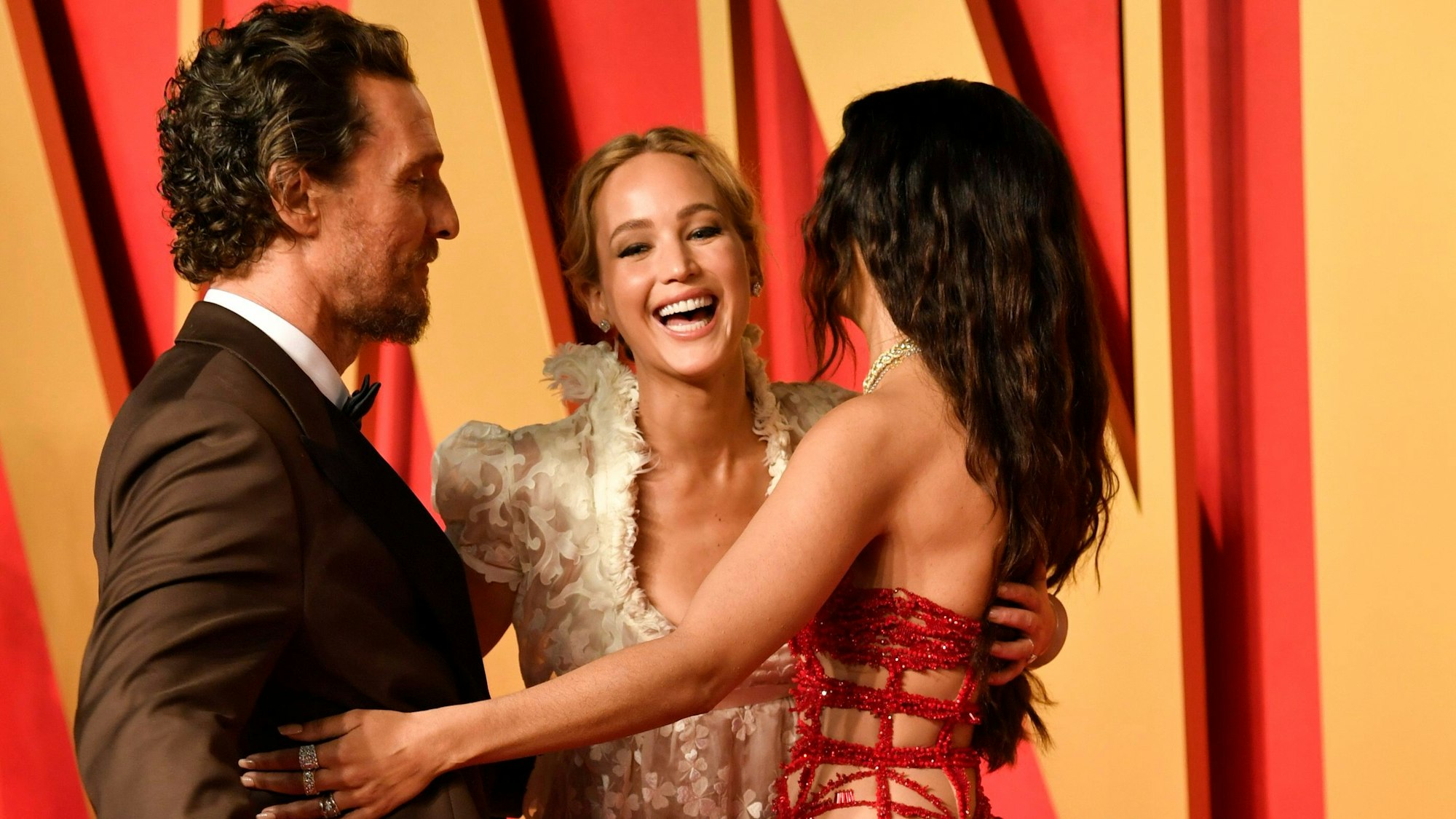 Matthew McConaughey, von links, Jennifer Lawrence und Camila Alves kommen zur Vanity Fair Oscar Party.