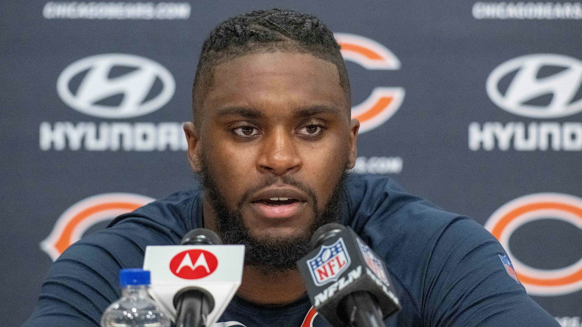 Jaylon Johnson von den Chicago Bears sitzt bei einer Pressekonferenz des NFL-Teams.