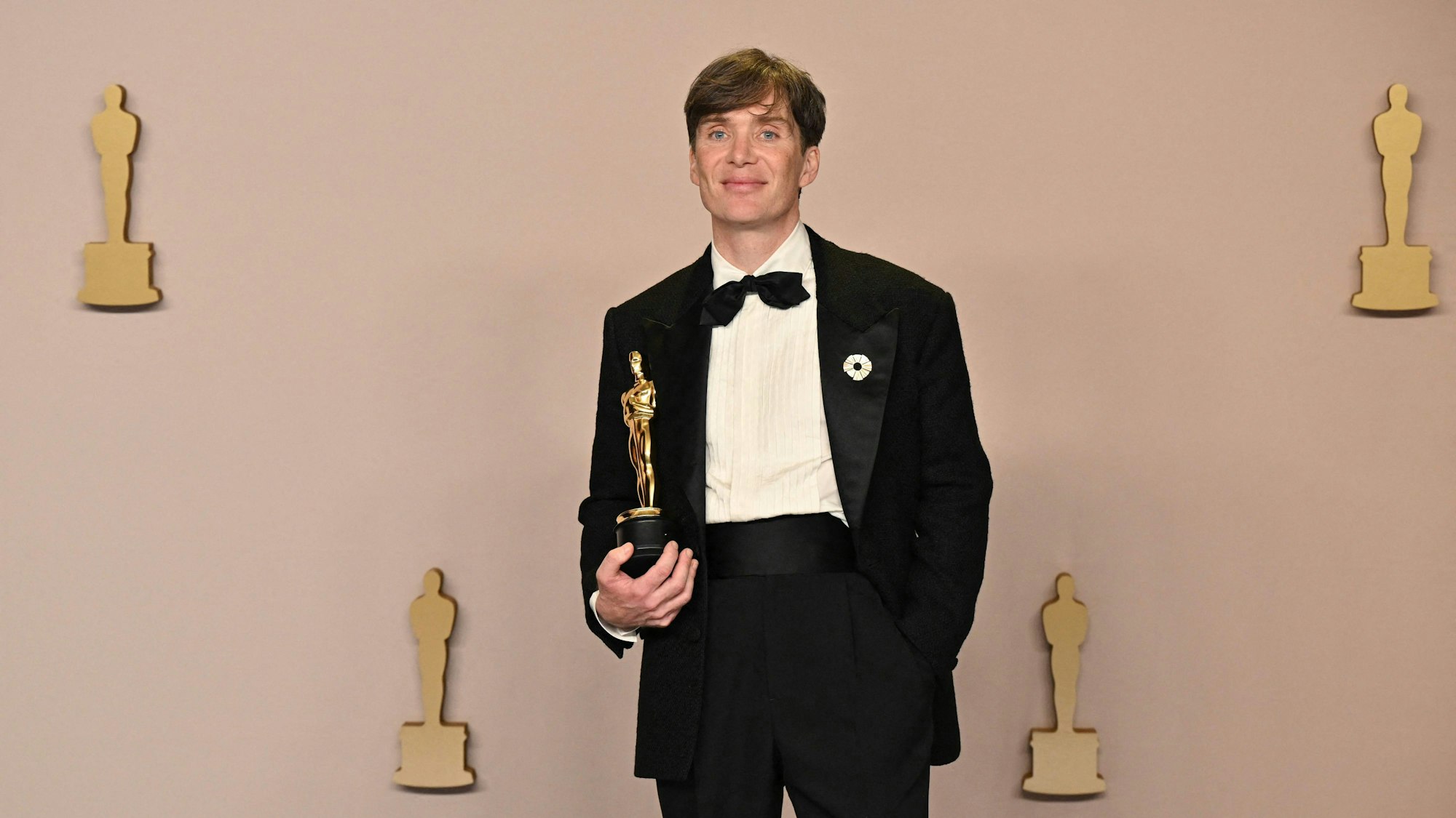 Cillian Murphy posiert im Presseraum mit dem Preis für die beste Leistung eines Schauspielers in einer Hauptrolle für „Oppenheimer“.