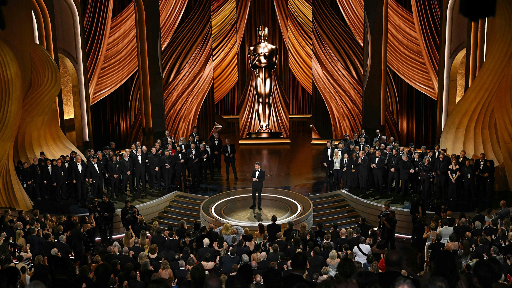 TV-Moderator Jimmy Kimmel (m) bedankt sich auf der Bühne während der 96. jährlichen Academy Awards.