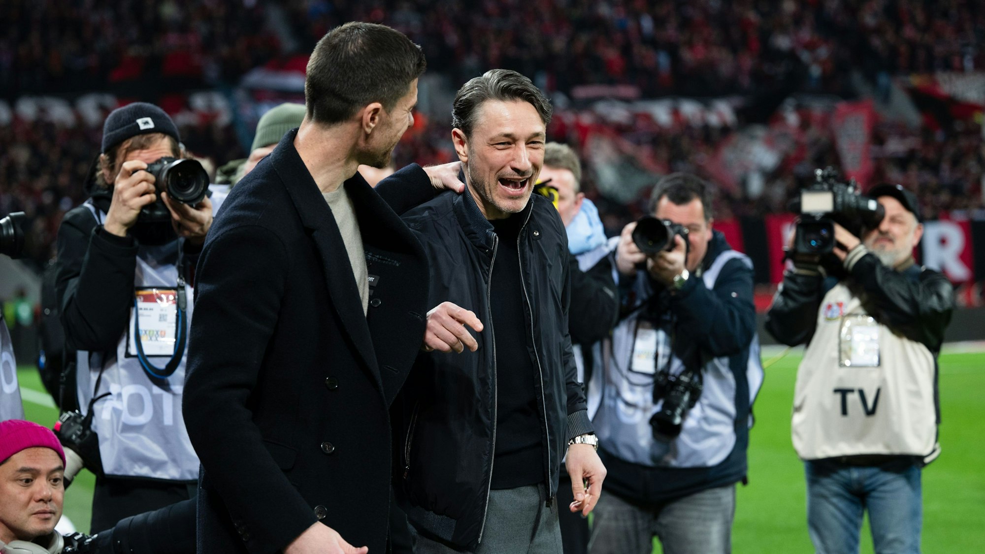 Bayer-Trainer Xabi Alonso und Wolfsburg-Coach Niko Kovac im Gespräch