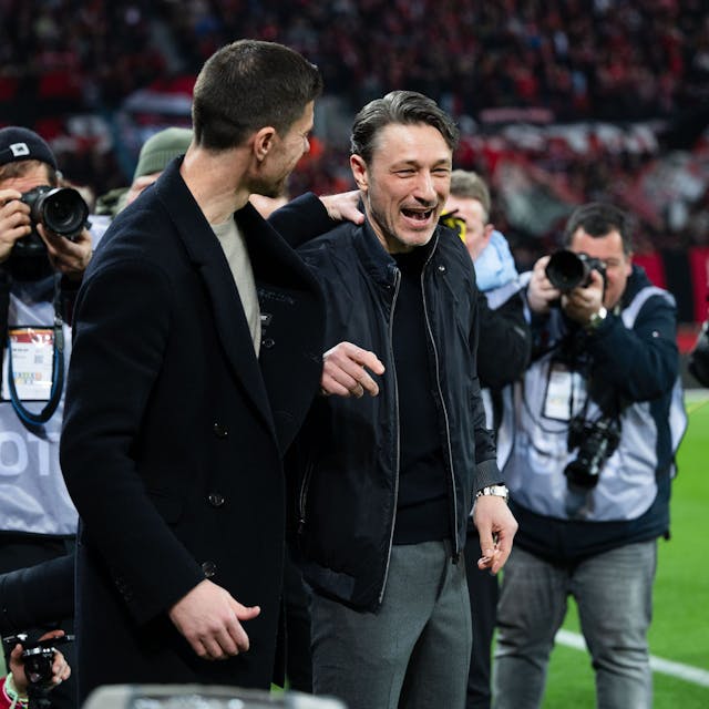 Bayer-Trainer Xabi Alonso und Wolfsburg-Coach Niko Kovac im Gespräch