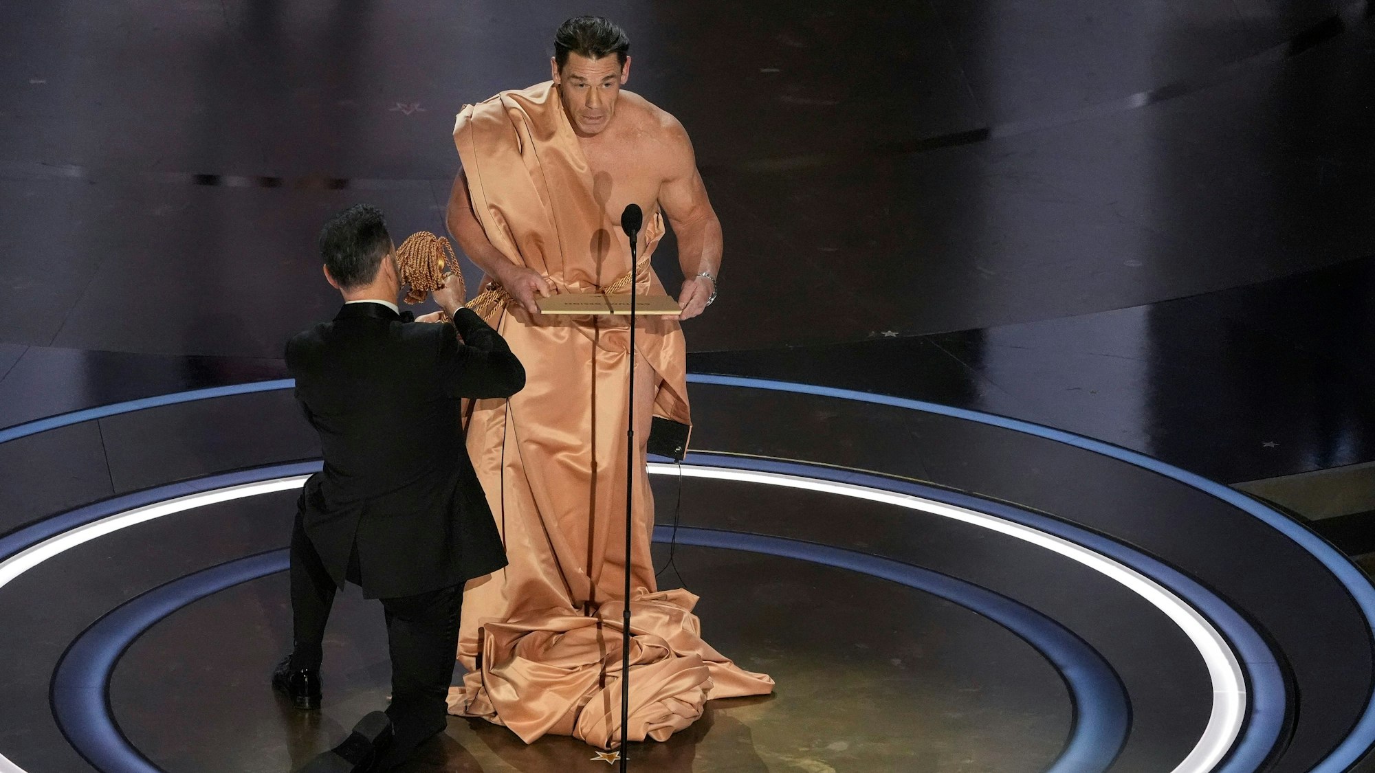 John Cena überreicht den Preis für das beste Kostümdesign, während Jimmy Kimmel ihm ein Outfit schneidert.