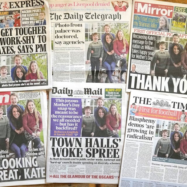 Britische Zeitungen, die mit dem Bild von Kate, Prinzessin von Wales und ihren Kindern auf dem Titel aufmachen, liegen nebeneinander.