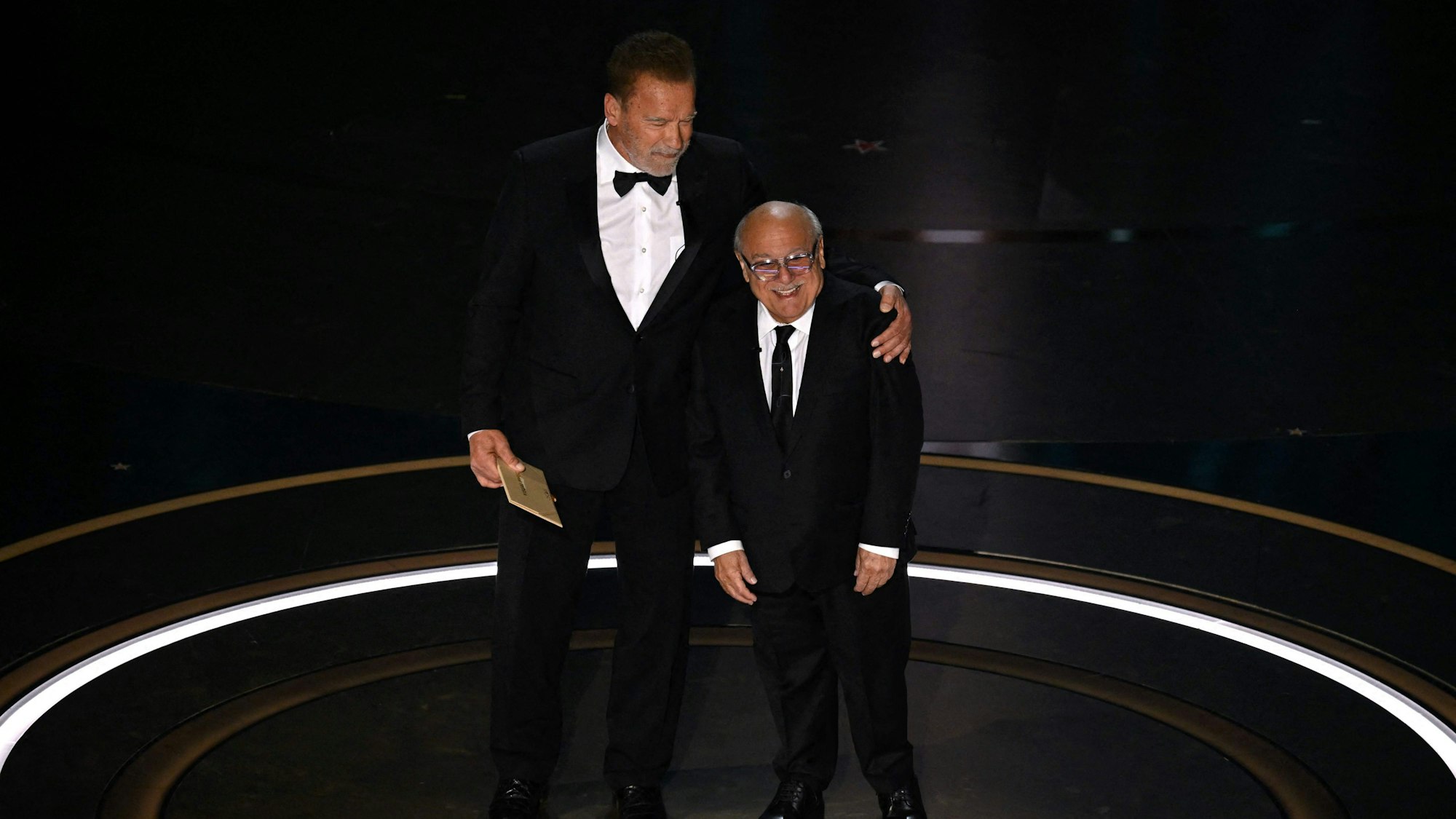 Die Academy holte Arnold Schwarzenegger und Danny DeVito auf die Oscar-Bühne.