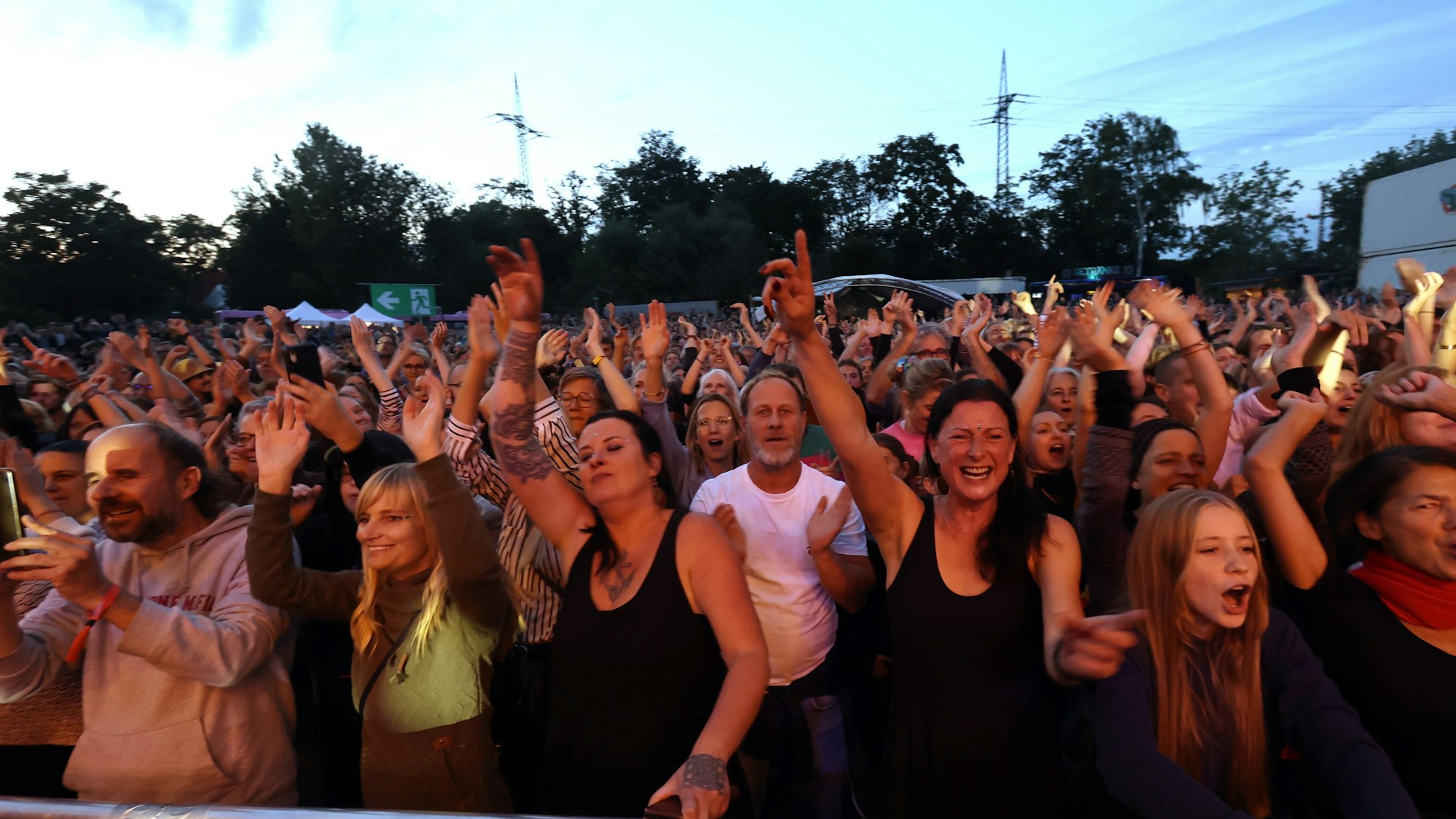 Publikum bei einem Bukahara-Konzert an der Südbrücke in 2023