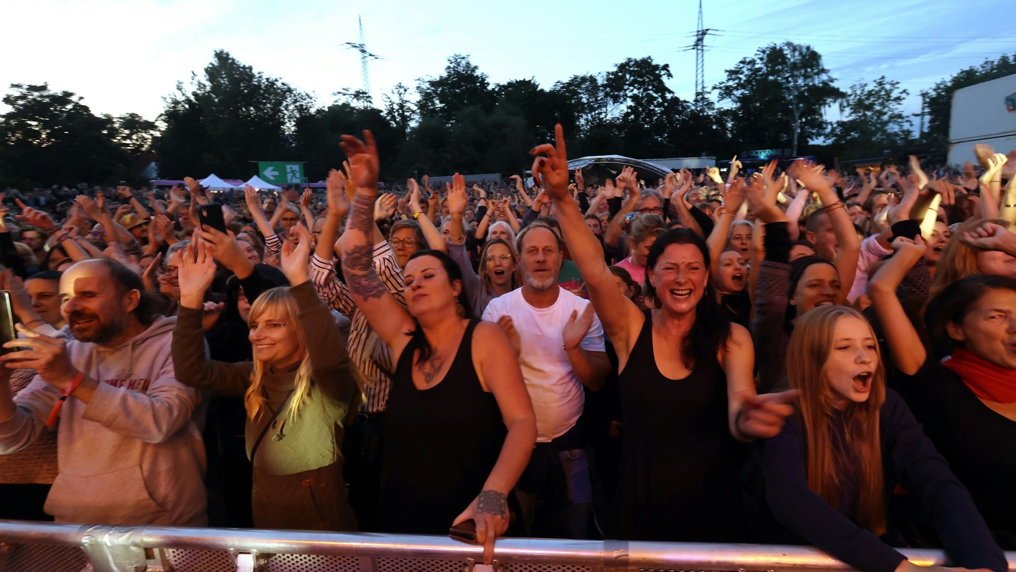 Publikum beim Open-Air-Konzert der Band Bukahara an der Südbrücke im Sommer 2023
