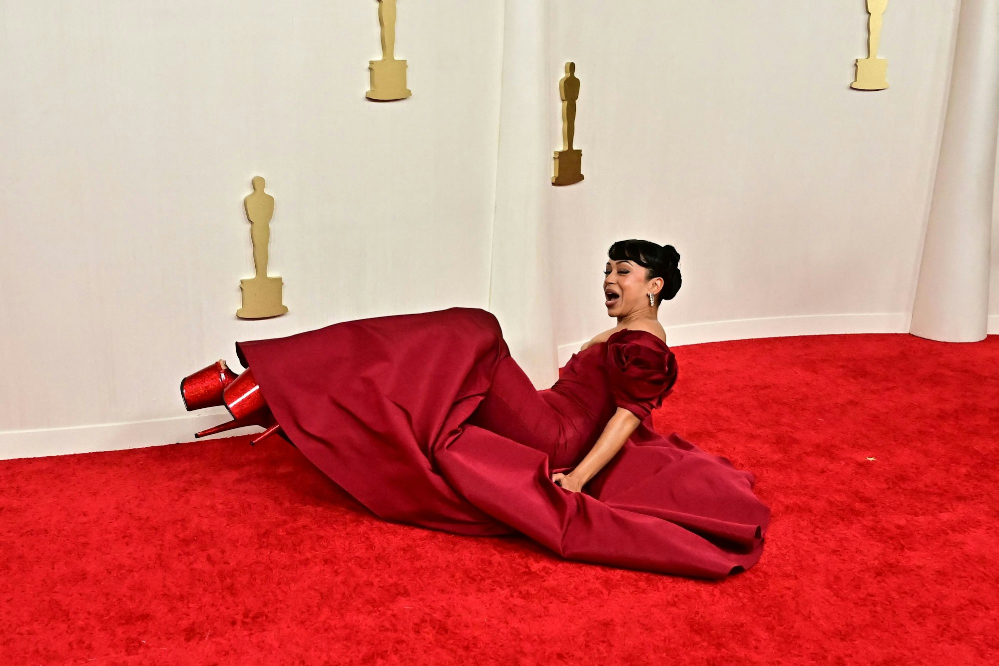 Schauspielerin Liza Koshy stolperte bei den Oscars 20254 auf dem Roten Teppich und landete auf dem Boden.