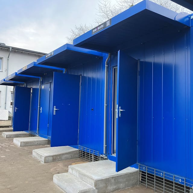 Das Foto zeigt Container, die in Marienheide als Notunterkunft für Geflüchtete dienen.