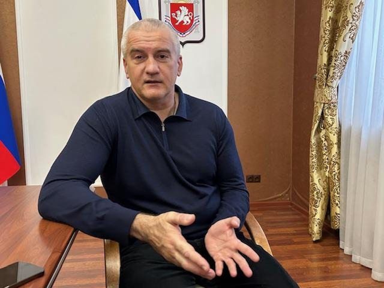 Der Chef der Schwarzmeer-Halbinsel Krim, Sergej Aksjonow, sitzt in einem Besprechungsraum des Regierungssitzes