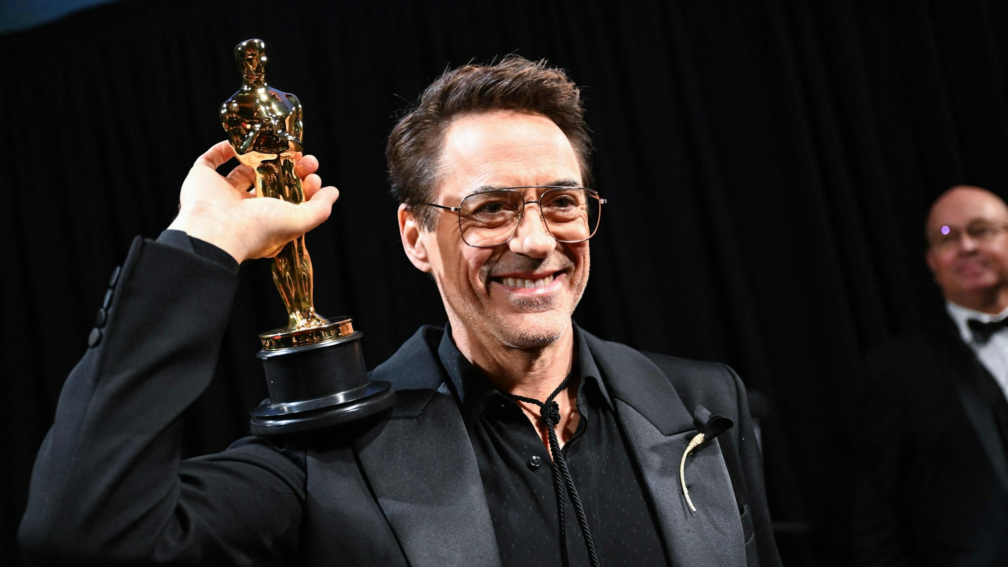 Robert Downey Jr. posiert mit dem Preis für die beste Leistung eines Schauspielers in einer Nebenrolle für „Oppenheimer“ bei der Oscar-Verleihung.