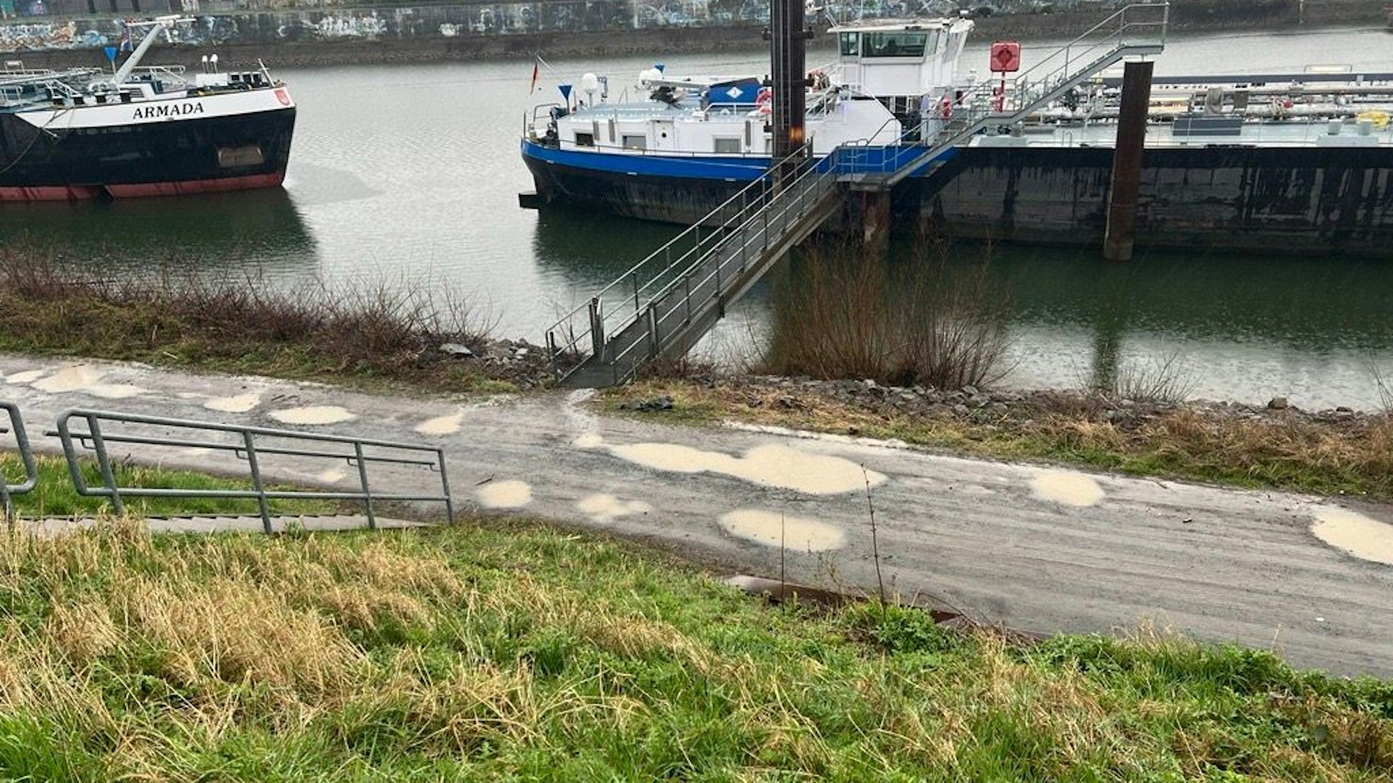 Ein schmaler Weg auf einer Landzunge neben dem Hafenbecken in Mülheim, wo die Polizei am Sonntagmorgen die Leiche des 15-Jährigen gefunden hat.
