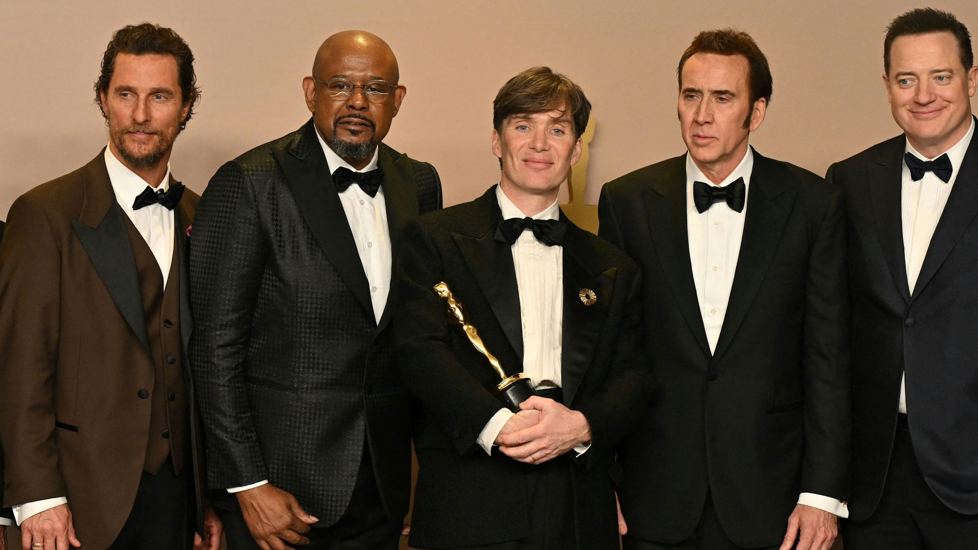 Die Schauspieler (v.l.) Matthew McConaughey, Forest Whitaker, Nicolas Cage und Brendan Fraser posieren mit dem „Besten Hauptdarsteller“ Cillian Murphy (m.).