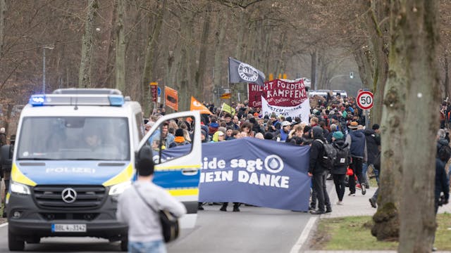 Demonstration gegen die Tesla-Erweiterung in Grünheide am Sonntag (10. März). Die Polizei stellte mehrere Strafanzeigen aus.