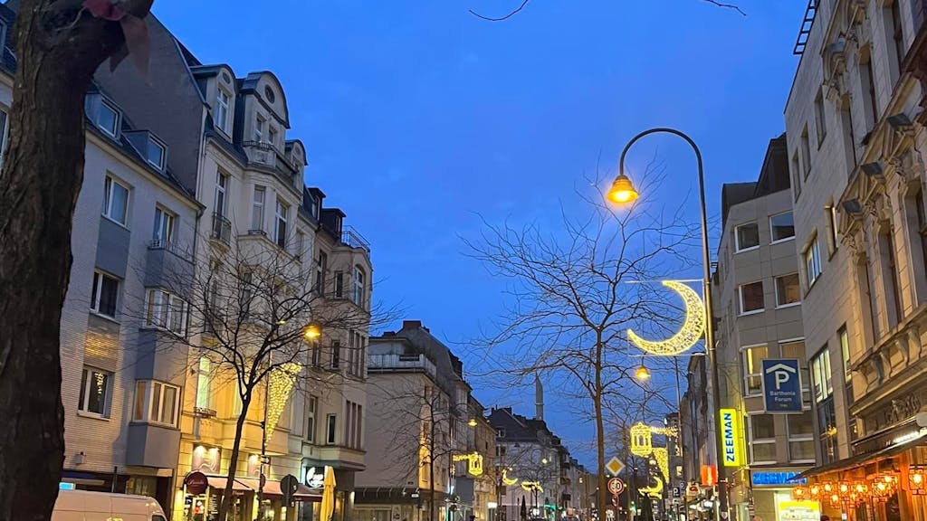 Die Venloer Straße ist in Köln am 9. März 2024 zum muslimischen Fastenmonat beleuchtet worden.