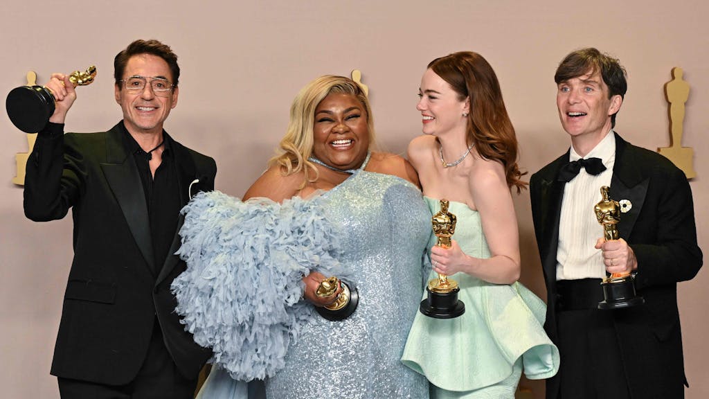 Strahlende Siegerinnen und Sieger: Robert Downey Jr., Da’Vine Joy Randolph, Emma Stone und Cillian Murphy mit ihren Trophäen der Oscar-Verleihung 2024