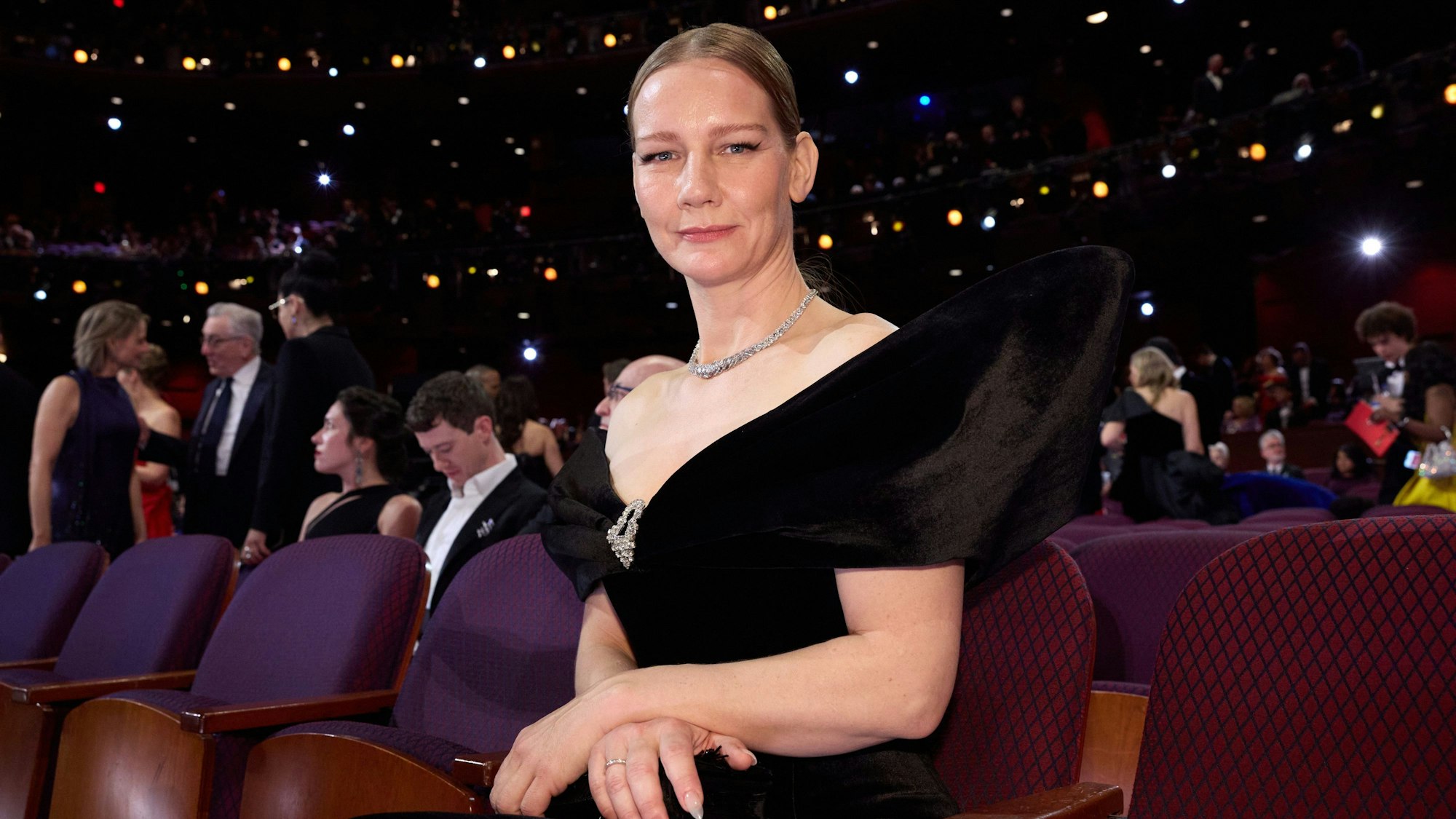Oscar-Kandidatin Sandra Hüller sitzt im Zuschauerraum bei der Oscar-Verleihung.