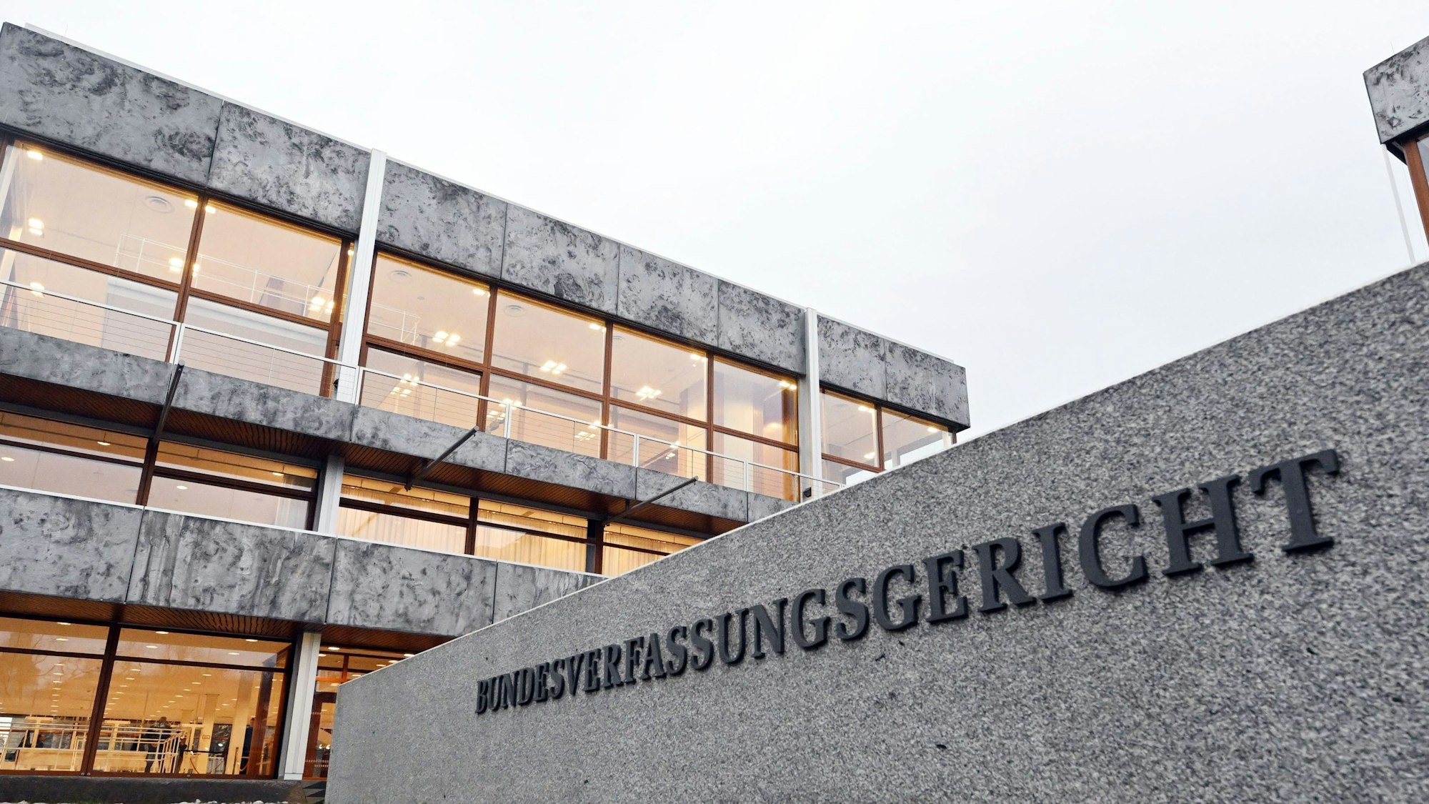 Außenaufnahme des Bundesverfassungsgerichts in Karlsruhe: ein Zweckbau ist zu sehen.