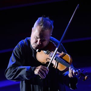 Nigel Kennedy spielt Geige.