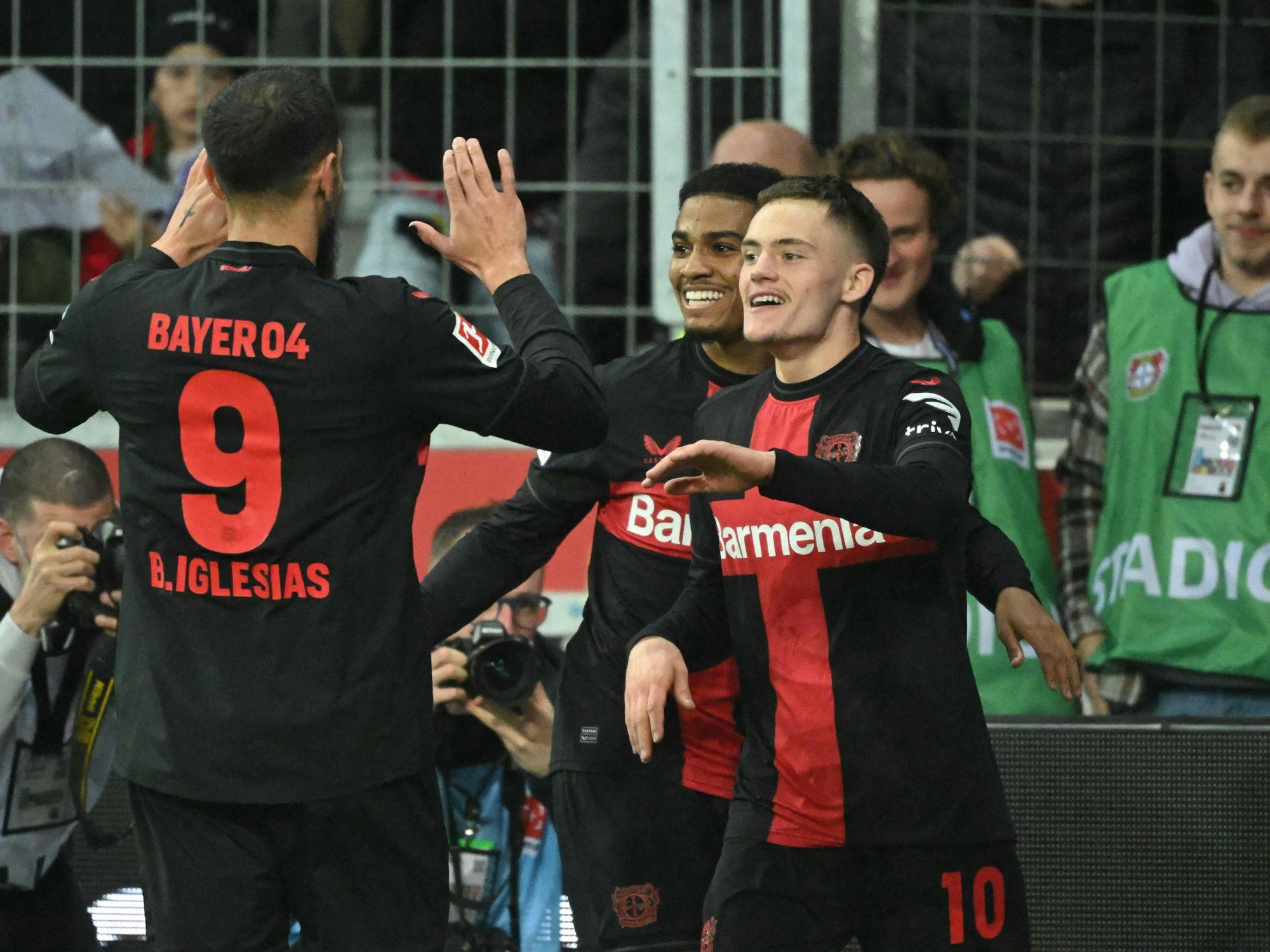 Bayer Leverkusens Spieler jubeln gegen den VfL Wolfsburg.