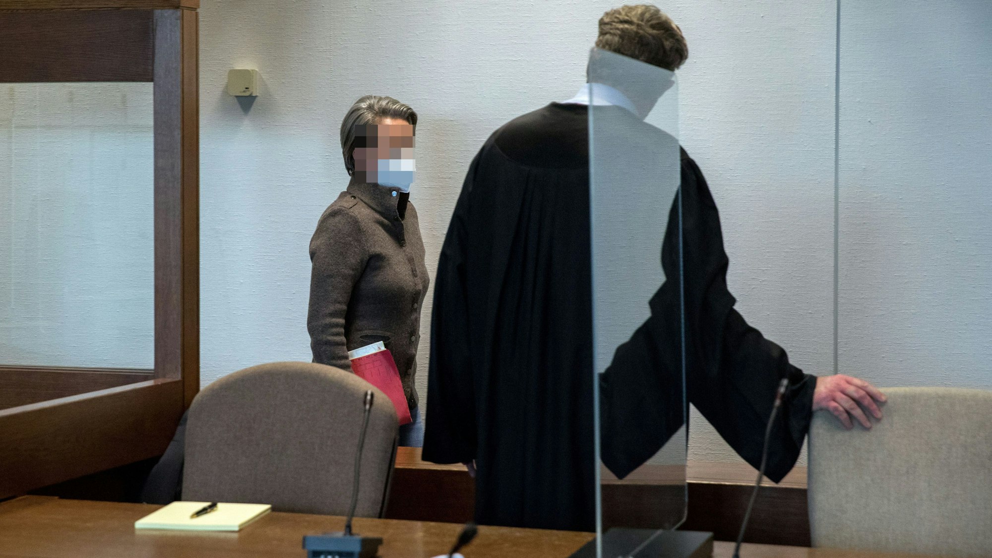 Die verurteilte Maklerin mit ihrem Verteidiger Jüren Graf im Kölner Landgericht.


