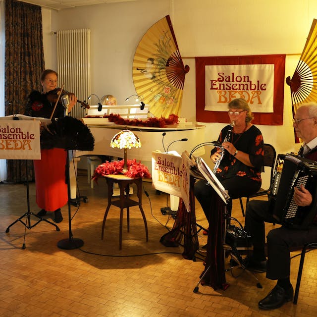 Die Mitglieder des Ensembles spielen im stimmungsvoll beleuchten Gemeindesaal.