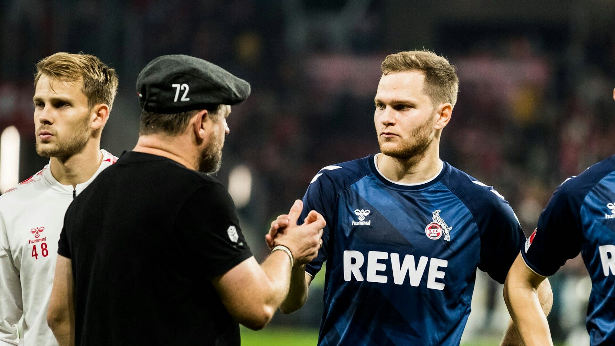 Benno Schmitz und Trainer Steffen Baumgart vom 1. FC Köln klatschen sich nach dem Schlusspfiff ab.