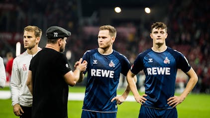 Benno Schmitz und Trainer Steffen Baumgart vom 1. FC Köln klatschen sich nach dem Schlusspfiff ab.