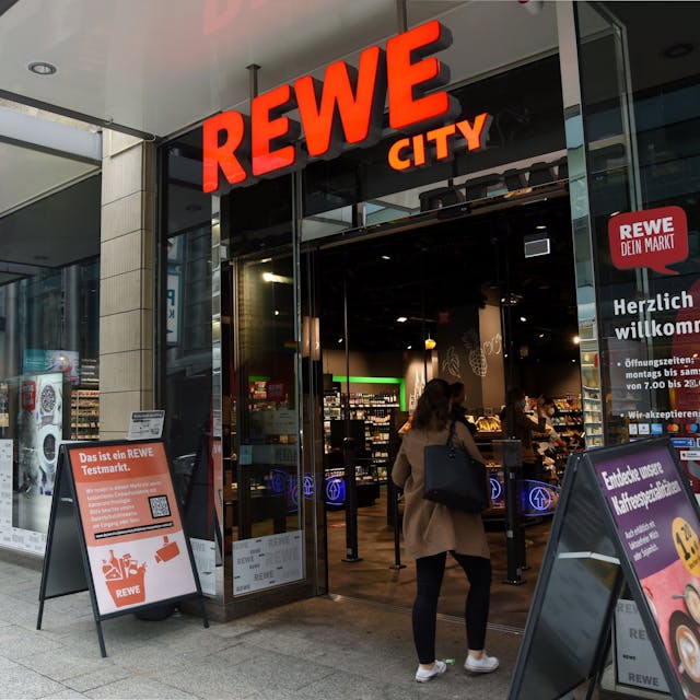 Der erste Testmarkt von Rewe für einen Einkauf ohne Kasse in der Zeppelinstraße öffnete 2021 (Archivbild).