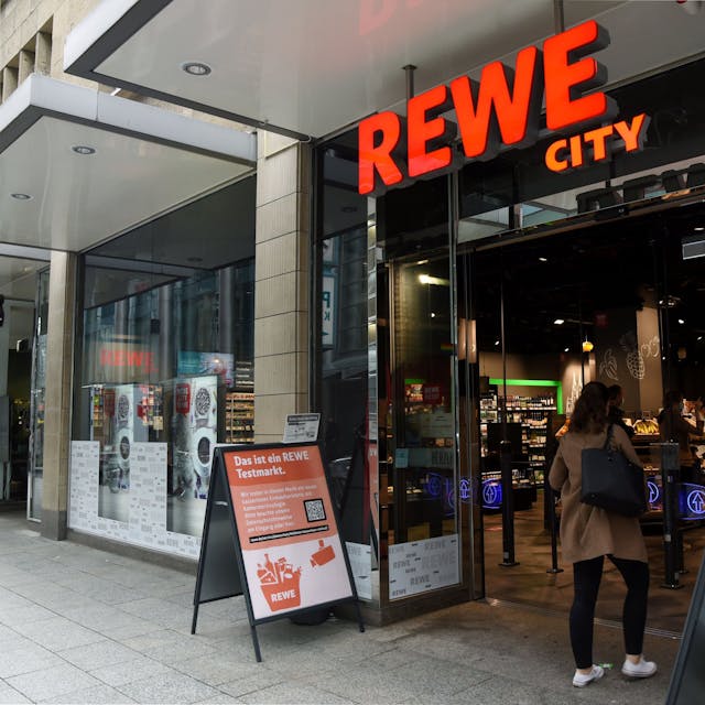 Der erste Testmarkt von Rewe für einen Einkauf ohne Kasse in der Zeppelinstraße öffnete 2021 (Archivbild).