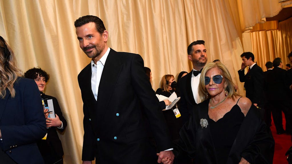 Bradley Cooper ging Hand in Hand mit einer ganz besonderen Frau über den Roten Teppich bei den Oscars 2024.